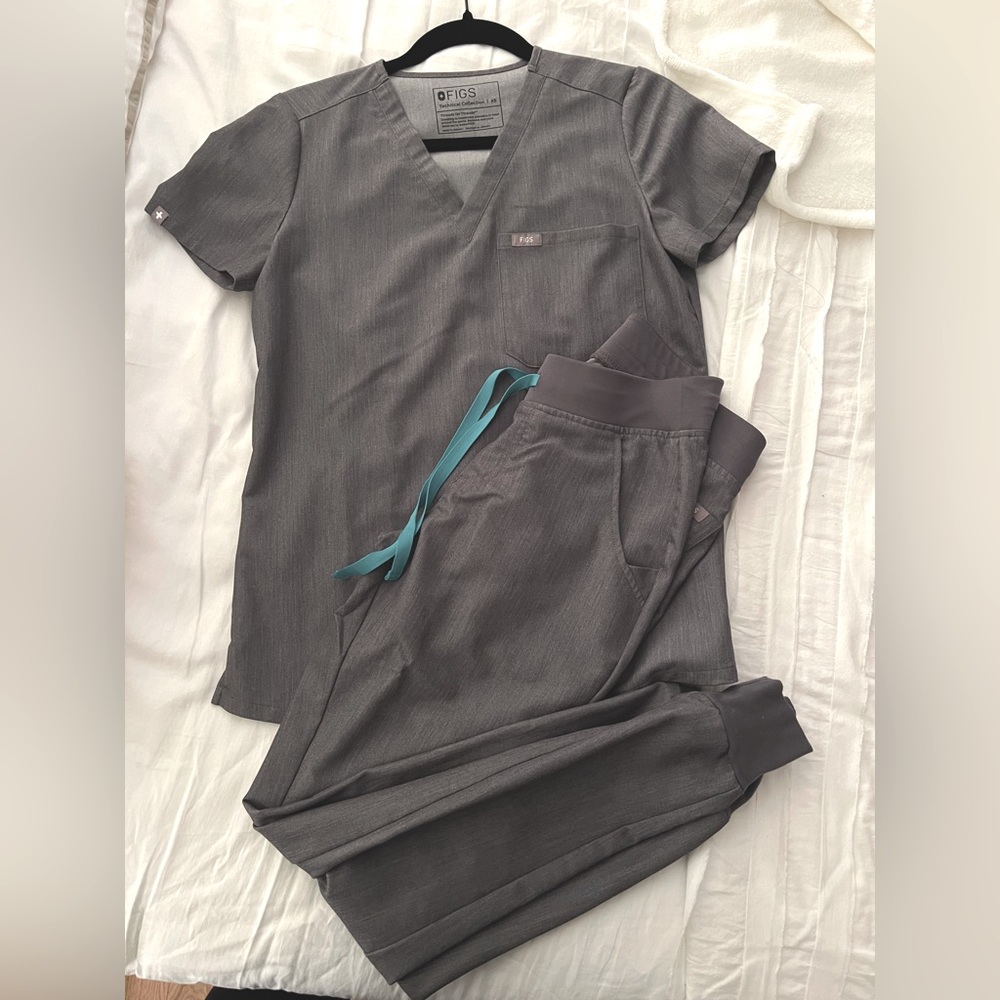 FIGS Catarina top in XS and jogger in XS